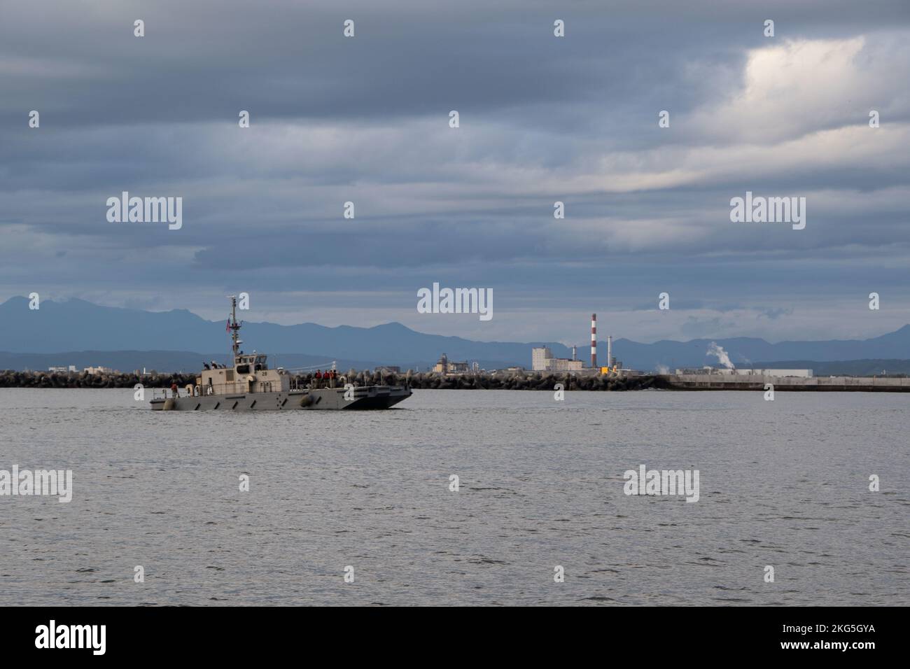 221005-N-DK042-1208 PORTO DI KUSHIRO, Giappone (ott 5, 2022) un'imbarcazione Improved Navy Lighterage System (INLS) della USNS Dahl (T-AKR 312), gestita da marinai del Battaglione di costruzione anfibio (ACB) 1, come parte dell'elemento di supporto della Marina a sostegno dell'operazione Resolute Dragon 22, naviga nel porto di Kushiro, Giappone, 5 ottobre 2022. USS Benfold (DDG 65), USNS Dahl (T-AKR 312) e USNS Sacagawea (T-AKE 2) partecipano all'integrazione bilaterale congiunta con la III forza di spedizione marina (III MEF) e la forza di autodifesa di terra giapponese (JGSDF) a sostegno del Resolute Dragon 22. Esercizi come questo rea Foto Stock