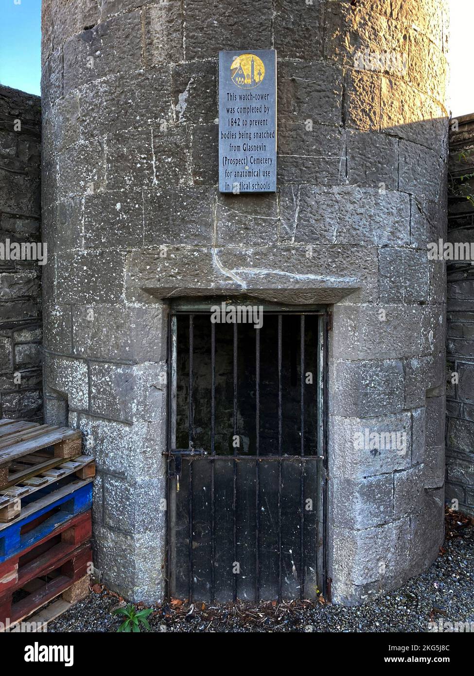 Dublino, Irlanda. 5th Ott 2022. 20221005 - Una vista dettagliata di una torre d'angolo al cimitero Glasnevin a Dublino, Irlanda, che si trova vicino alla sezione Angels Corner del cimitero. (Credit Image: © Chuck Myers/ZUMA Press Wire) Foto Stock