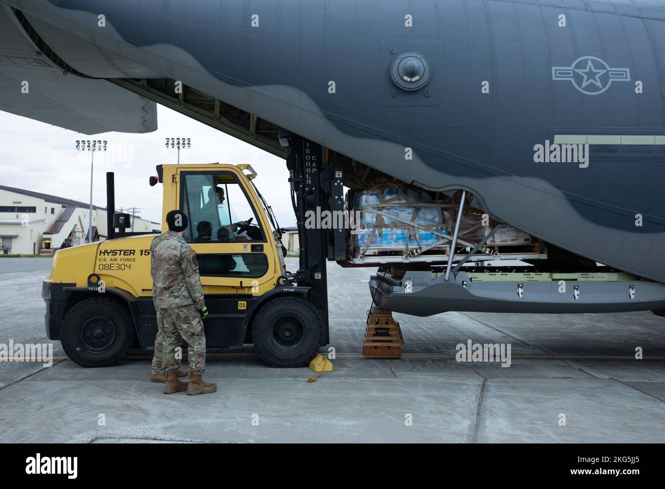 Alaska Air National Guardsmen of 211th Rescue Squadron and 176th Logistics Readiness Squadron carico 16.000 libbre di materiale di soccorso su un HC-130J Combat King II per operazione Merbok Response, 5 ottobre 2022. Più di 130 membri dell'Alaska hanno organizzato Milizia, Che comprende membri della Guardia Nazionale dell'Alaska, Alaska state Defense Force e Alaska Naval Militia, sono stati attivati a seguito di una dichiarazione di disastro rilasciato il 17 settembre dopo che i resti di Typhoon Merbok ha causato una drammatica inondazione attraverso più di 1.000 miglia della costa dell'Alaska. (Foto della Guardia Nazionale dell'Alaska di Victoria Granado) Foto Stock