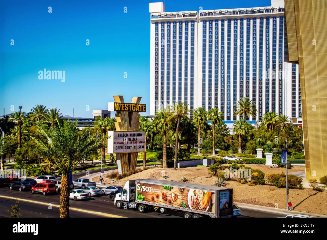 2021 05 24 Las Vegas USA - Westgate hotel a Las Vegas con palme e autostrada in primo piano con traffico compreso sysco Truck - Gold edificio a sid Foto Stock