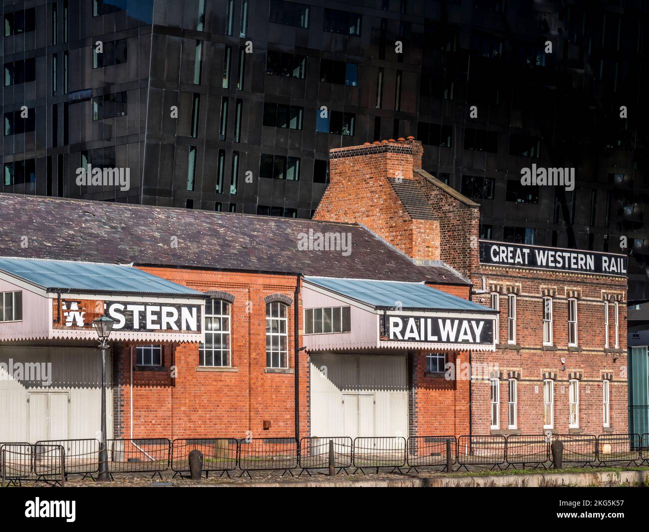 Street scene all'Albert Dock di Liverpool visto qui guardando verso il terminal della Great Western Railway che ha consegnato le merci da e per il porto Foto Stock