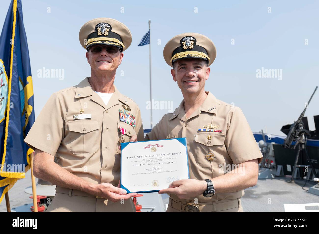 221005-N-ZA692-1 PORTA HAMAD, Qatar (ott 5, 2022) Vice ADM. Brad Cooper, comandante del comando centrale delle forze navali degli Stati Uniti, della flotta degli Stati Uniti 5th e delle forze marittime combinate, a destra, presenta una medaglia di servizio meritoria al CMdR. Mark Gallagher durante una cerimonia di cambio di comando a bordo del cacciatorpediniere missilistico guidato USS Delbert D. Black (DDG 119), ottobre 5. Durante la cerimonia, CMdR. Adam Stein sollevò Gallagher come comandante di Delbert D. Black. Foto Stock