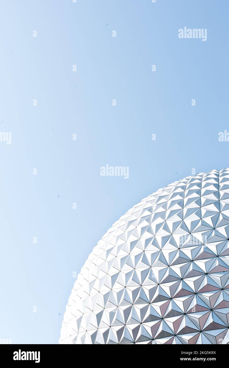 Un tiro verticale ad angolo basso di una cupola geodetica bianca a Epcot, in una giornata di sole Foto Stock