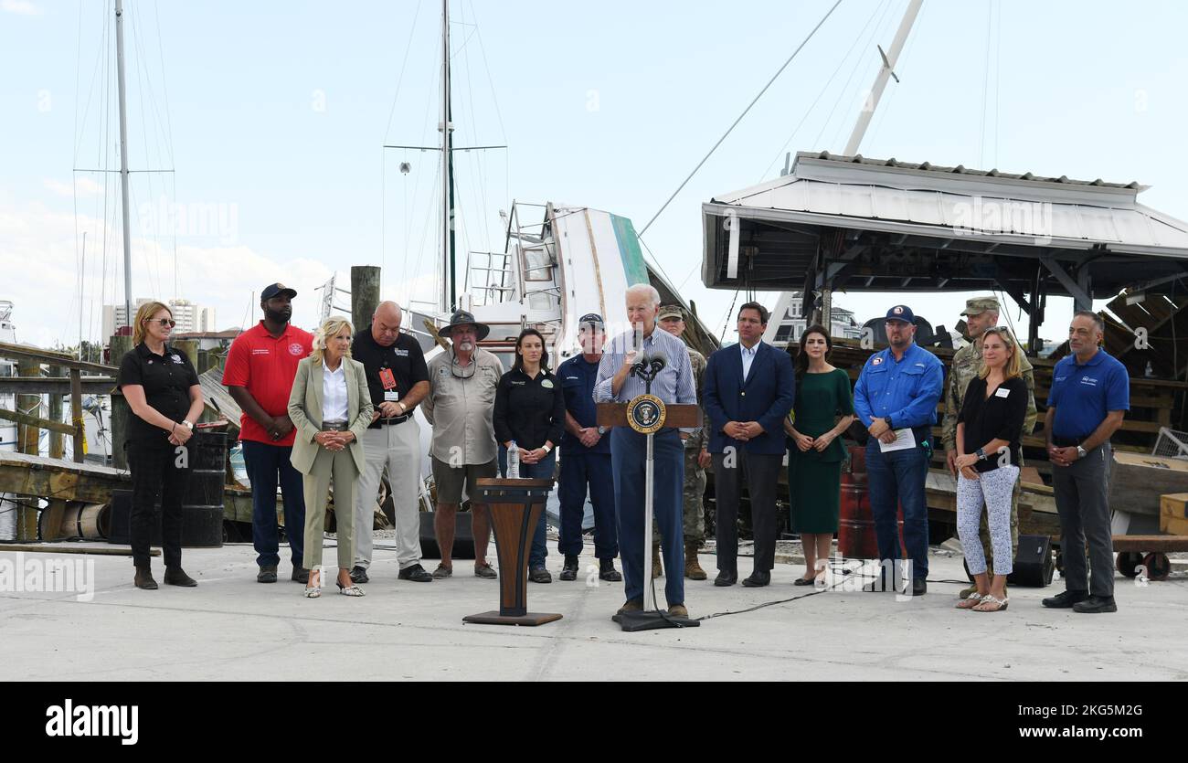 Fort Myers, Florida (ottobre 5, 2022) - il presidente Joe Biden interviene in una conferenza stampa accompagnata dal governatore Ron DeSantis, dal Dr. Jill Biden e dalla Sig.ra Casey DeSantis. Jocelyn Augustino/FEMA Foto Stock