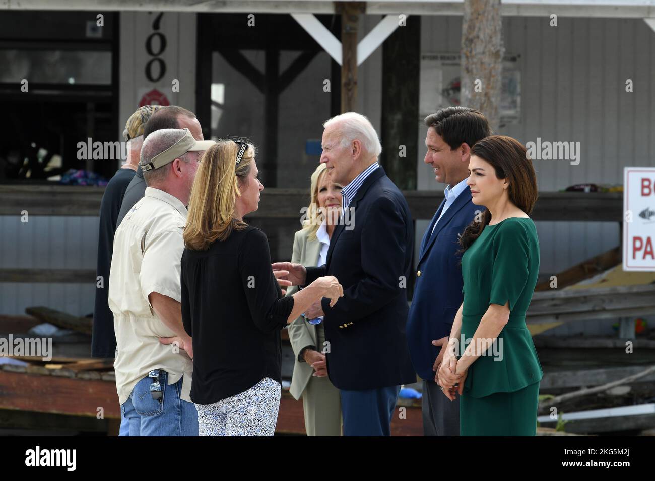 Fort Myers, Florida (ottobre 5, 2022) - il presidente Joe Biden saluta i residenti locali ed i proprietari di affari. Era accompagnato dal Governatore Ron DeSantis, dal Dr. Jill Biden e dalla Sig.ra Casey DeSantis. Jocelyn Augustino/FEMA Foto Stock