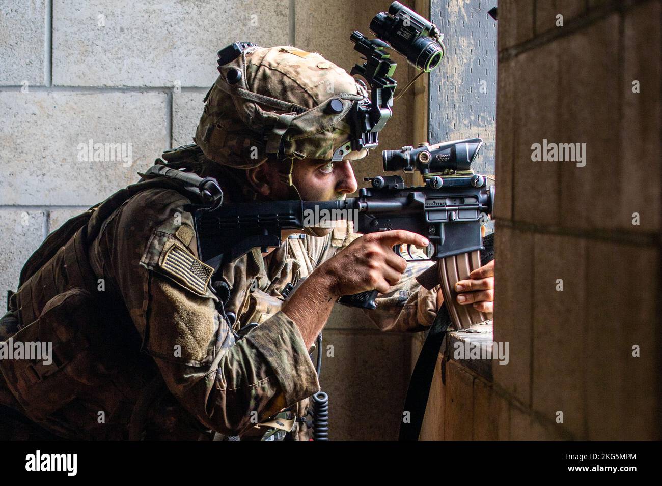 Soldati statunitensi assegnati a Alpha Company, 1st battaglione, 27th reggimento fanteria, 2nd squadra di combattimento Brigata, 25th Divisione fanteria, allenano tattiche di manovra durante l'addestramento del Joint Pacific Multinational Readiness Center (JPMRC) sull'isola di Oahu, HI, 5 novembre 2022. Le rotazioni di addestramento di JPMRC 23-01 ci permettono di provare il movimento e la manovra strategici, di integrarsi con gli alleati e i partner e di dimostrare i contributi unici della Divisione di Fanteria 25th alla forza congiunta. (STATI UNITI Foto dell'esercito del personale Sgt. Miguel Peña) Foto Stock