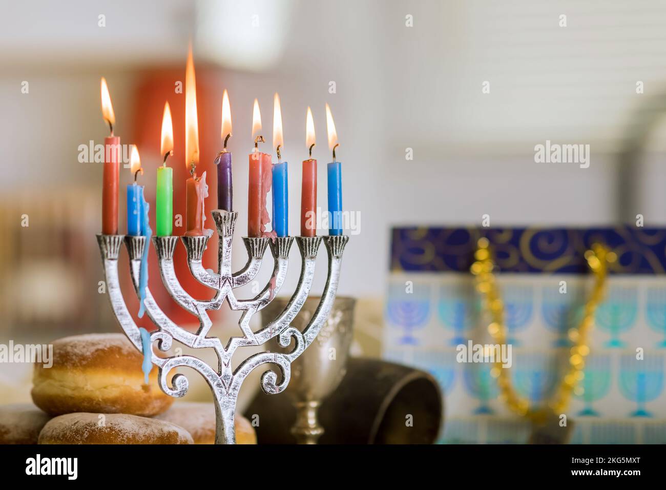 Celebrazione Hanukkah si basa sulla tradizione ebraica di illuminazione candele in hanukkiah menorah come simbolo di vacanza Foto Stock