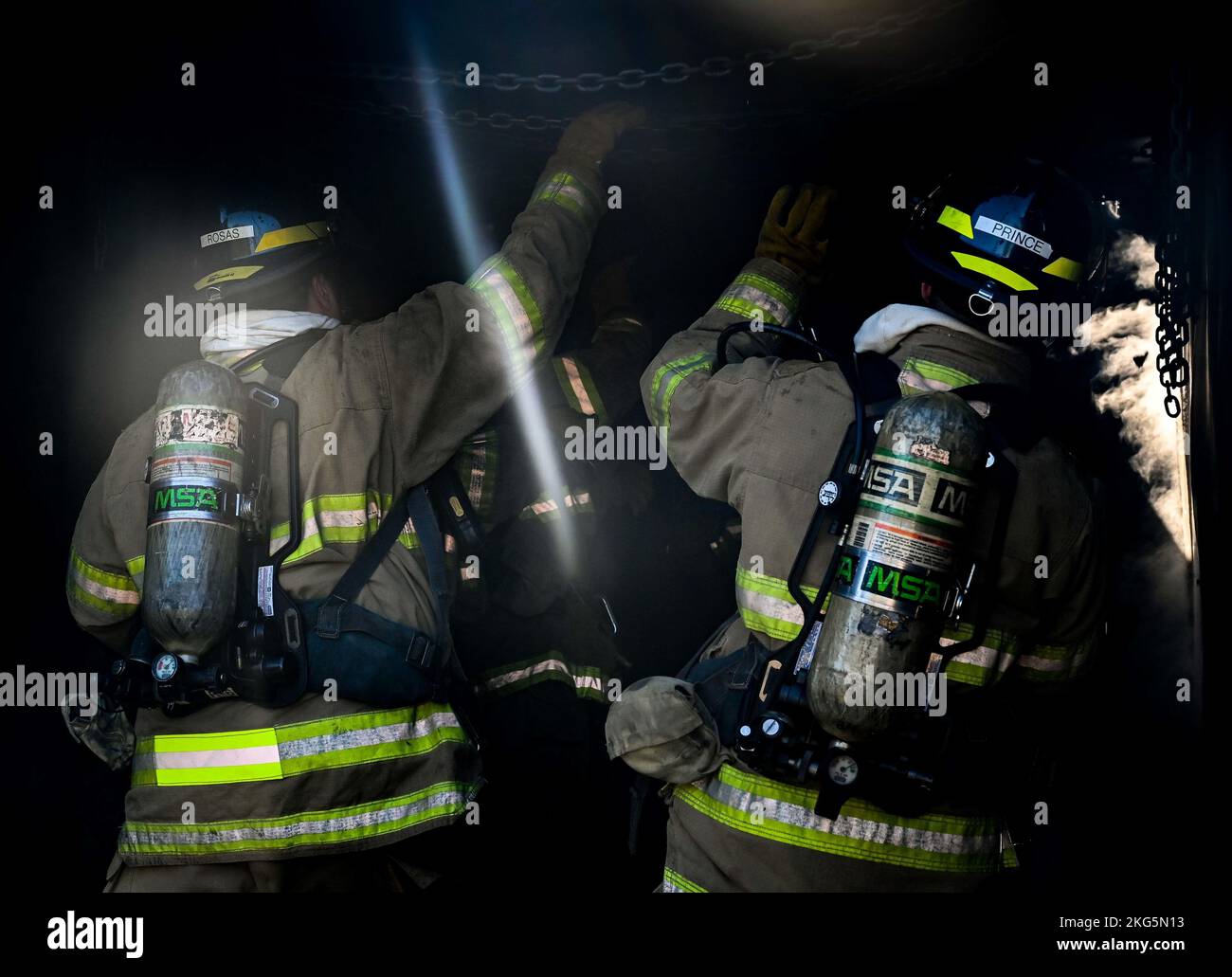 University-Oklahoma City Fire Academy durante gli scenari di incendio dal vivo il 16 novembre 2022 presso la base dell'aeronautica militare Tinker, Oklahoma. Questo corso di formazione consente agli studenti di completare le certificazioni necessarie per trovare lavoro nella zona e rafforza il legame tra Tinker AFB e le comunità circostanti. (STATI UNITI Air Force foto di Mary Begy) Foto Stock