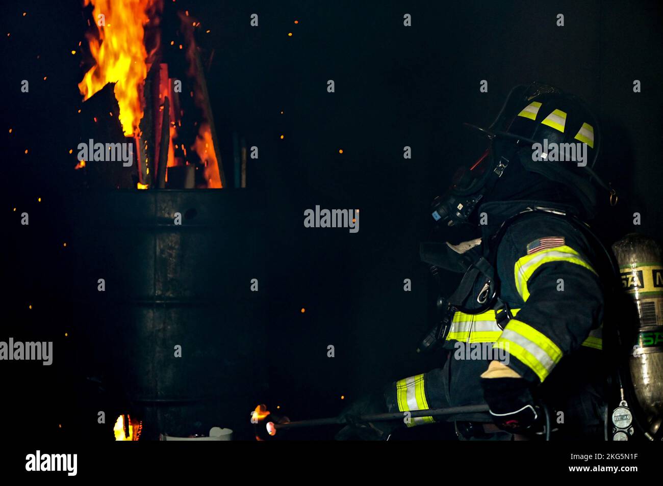University-Oklahoma City Fire Academy durante gli scenari di incendio dal vivo il 16 novembre 2022 presso la base dell'aeronautica militare Tinker, Oklahoma. Questo corso di formazione consente agli studenti di completare le certificazioni necessarie per trovare lavoro nella zona e rafforza il legame tra Tinker AFB e le comunità circostanti. (STATI UNITI Air Force foto di Mary Begy) Foto Stock