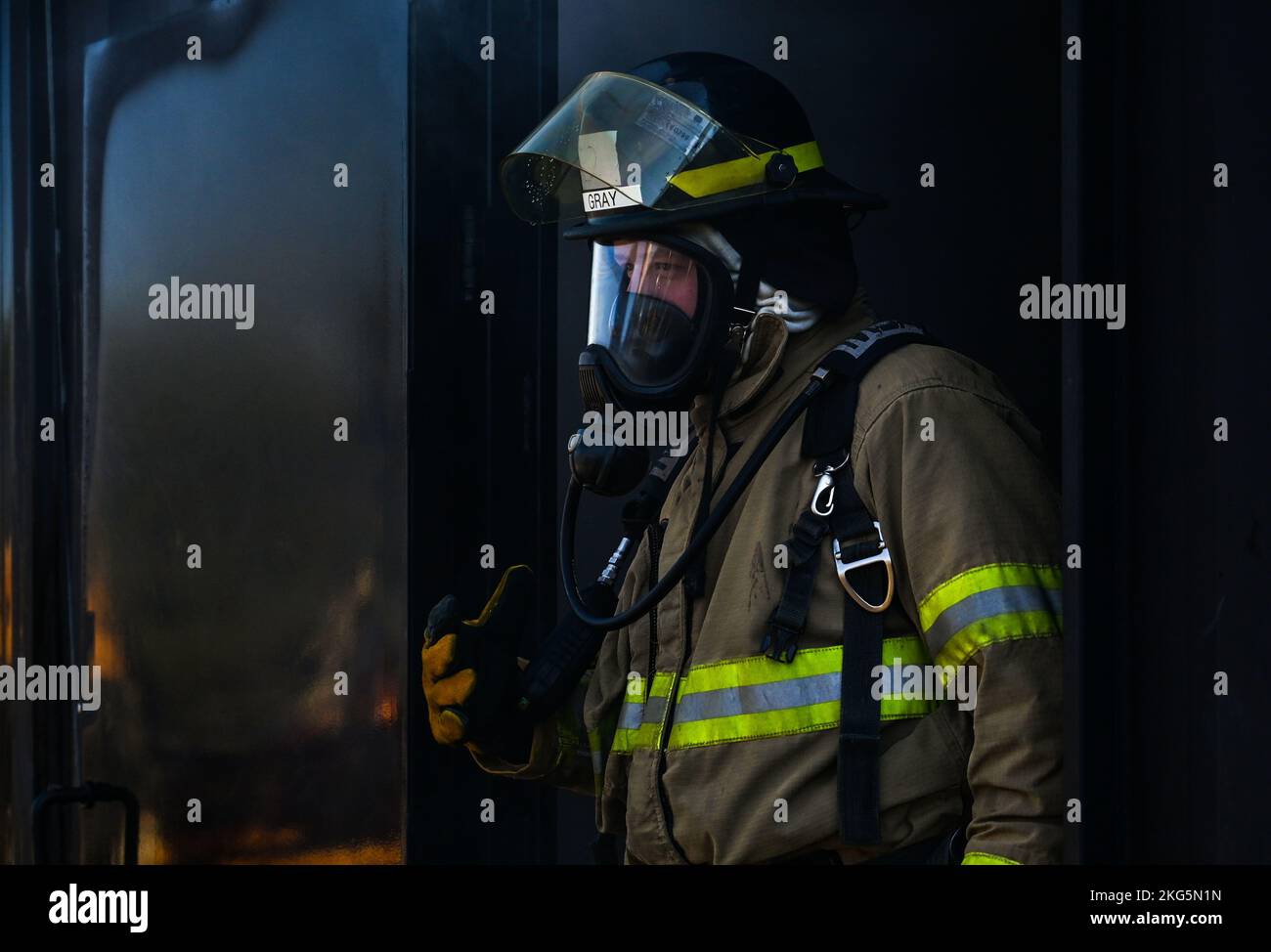University-Oklahoma City Fire Academy durante gli scenari di incendio dal vivo il 16 novembre 2022 presso la base dell'aeronautica militare Tinker, Oklahoma. Questo corso di formazione consente agli studenti di completare le certificazioni necessarie per trovare lavoro nella zona e rafforza il legame tra Tinker AFB e le comunità circostanti. (STATI UNITI Air Force foto di Mary Begy) Foto Stock