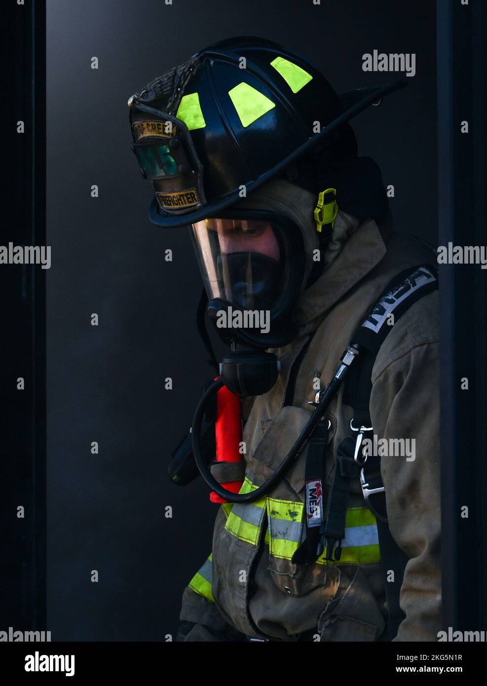 University-Oklahoma City Fire Academy durante gli scenari di incendio dal vivo il 16 novembre 2022 presso la base dell'aeronautica militare Tinker, Oklahoma. Questo corso di formazione consente agli studenti di completare le certificazioni necessarie per trovare lavoro nella zona e rafforza il legame tra Tinker AFB e le comunità circostanti. (STATI UNITI Air Force foto di Mary Begy) Foto Stock
