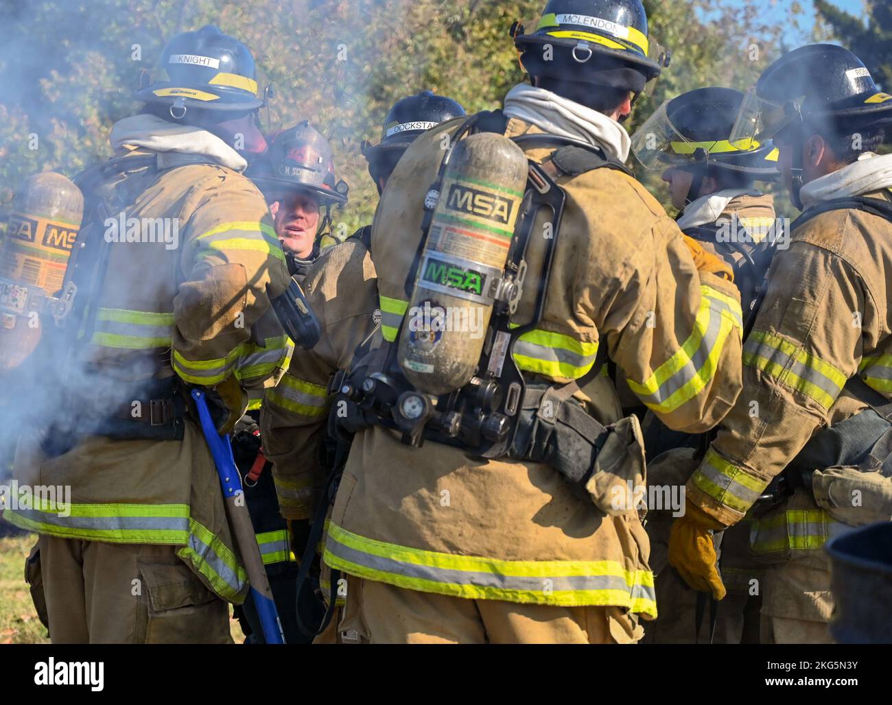University-Oklahoma City Fire Academy durante gli scenari di incendio dal vivo il 16 novembre 2022 presso la base dell'aeronautica militare Tinker, Oklahoma. Questo corso di formazione consente agli studenti di completare le certificazioni necessarie per trovare lavoro nella zona e rafforza il legame tra Tinker AFB e le comunità circostanti. (STATI UNITI Air Force foto di Mary Begy) Foto Stock