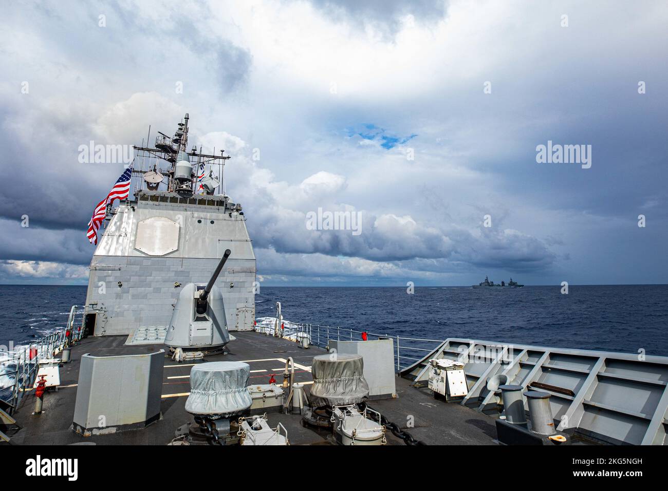 MARE DELLE FILIPPINE (Nov. 20, 2022) l'incrociatore missilistico guidato di classe Ticonderoga USS Chancellorsville (CG 62) e Carrier Strike Group (CSG) 5 unità conducono operazioni trilaterali con JS Setogiri (DD 156) della Japan Maritime Self-Defense Force (JMSDF) e HMAS stalwart (A304) della Royal Australian Navy, Per concentrarsi sulla formazione di interoperabilità alleata nei settori della capacità di sostentamento e della lotta di alto livello nel Mare delle Filippine, novembre 20. Chancellorsville è schierata in avanti nella flotta degli Stati Uniti 7th a sostegno della sicurezza e della stabilità nell'Indo-Pacifico ed è assegnata al comandante, Task Force 7 Foto Stock