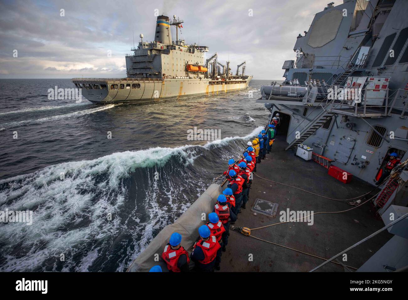 MAR BALTICO (ott 26, 2022) i marinai a bordo del cacciatorpediniere missilistico guidato classe Arleigh Burke USS Roosevelt (DDG 80) si preparano a condurre un rifornimento in mare con l'oliatore di rifornimento della flotta USNS Leroy Grumman (T-AO 195), 26 ottobre 2022. Roosevelt si trova in una distribuzione programmata nell'area operativa delle forze Navali USA in Europa, impiegata dalla U.S. Sesta flotta per difendere gli interessi degli Stati Uniti, alleati e partner. (STATI UNITI Foto Navy di Mass Communication Specialist 2nd Class Danielle Baker/rilasciato) Foto Stock