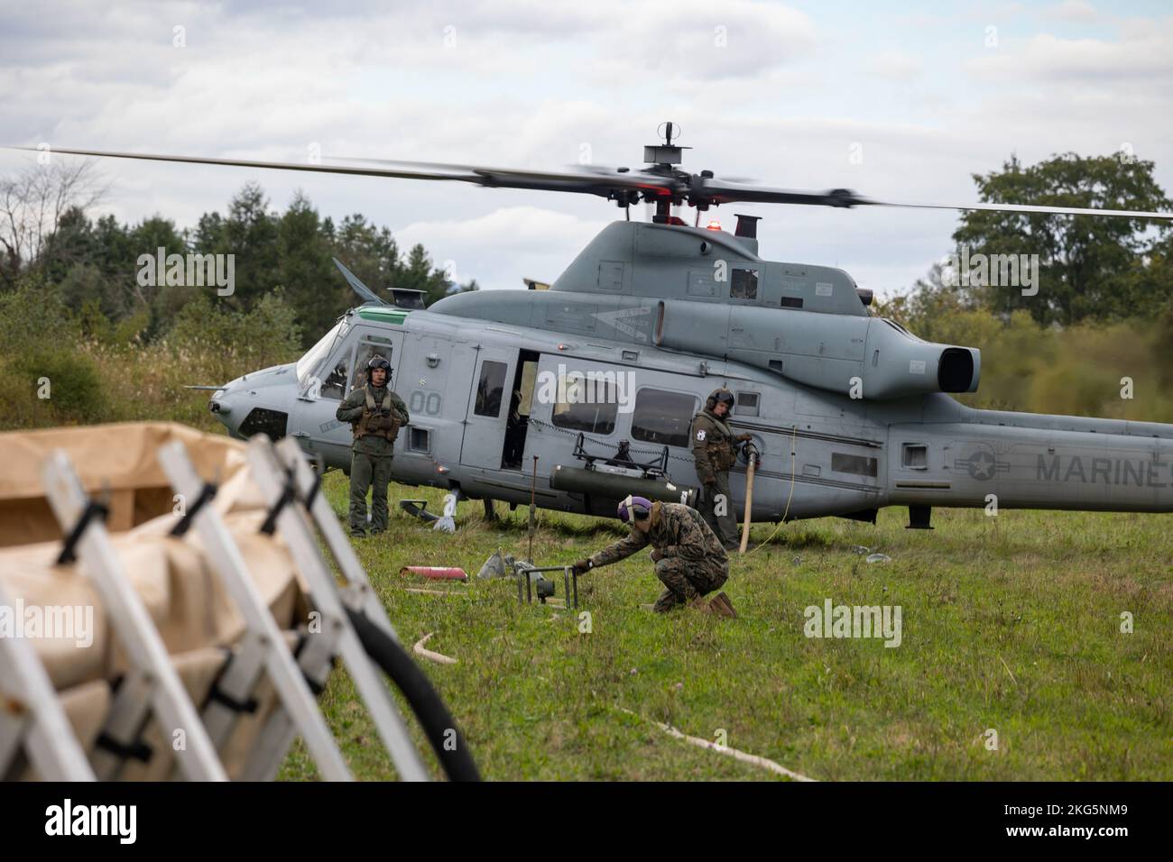 I Marines statunitensi con Marine Wing supportano Squadron 172 e Marine Light Attack Helicopter Squadron 469, Marine Aircraft Group 36, 1st Marine Aircraft Wing, conducono operazioni di armamento e rifornimento a Camp Tokachi, Hokkaido, Giappone, 5 ottobre 2022. Resolute Dragon 22 è un esercizio annuale progettato per rafforzare le capacità difensive dell'alleanza USA-Giappone esercitando comandi e controlli integrati, targeting, armi combinate e manovre in più domini. Foto Stock