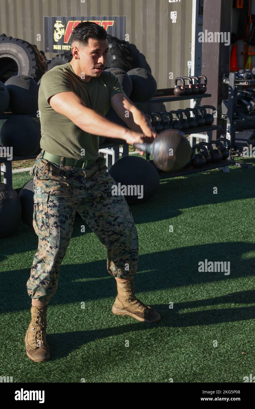 U.S. Marine Corps CPL. Christian Reynaga, specialista amministrativo, Combat Logistics Company 23, 2nd manutenzione battaglione, maxes out Kettlebell swing ripetizioni per “Throwdown at Fightertown” a Marine Corps Air Station (MCAS) Beaufort, South Carolina, 5 ottobre 2022. L'evento consisteva in tre fasi: La fase di potenza, la fase di resistenza e la fase di resistenza. Foto Stock