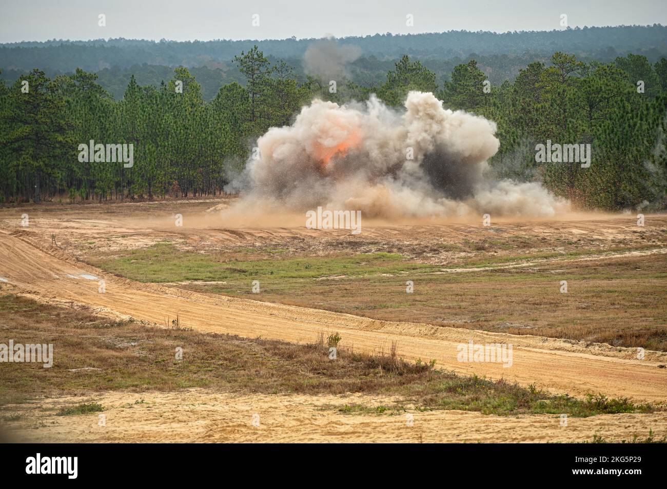 Il 218th Regional Training Institute, South Carolina National Guard, conduce il corso di riclassificazione degli ingegneri di combattimento 12B al McCrady Training Center di Eastover, South Carolina. La classe è composta da soldati della Guardia Nazionale provenienti da più stati e sarà condotta dal 5 al 19 novembre 2022. Durante il corso, i soldati imparano attraverso le istruzioni in aula e la formazione pratica su violazioni, mine e dispositivi di sparo, reazione ai pericoli esplosivi, costruzione di sistemi di demolizione, esecuzione di operazioni militari su un addestramento urbanizzato del terreno e altro ancora. (STATI UNITI Foto della Guardia Nazionale dell'esercito Foto Stock