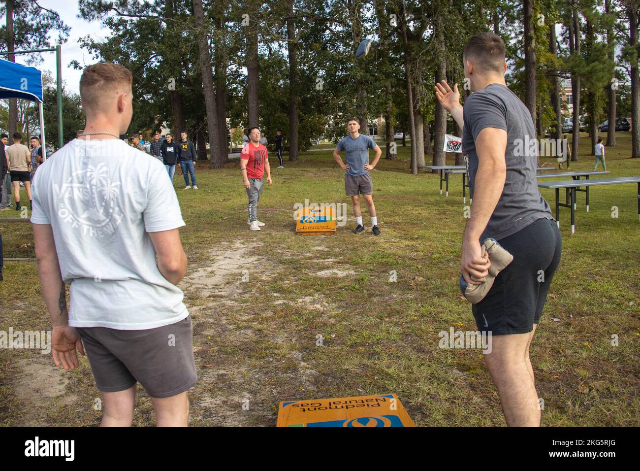U.S. Marines from Marine Corps Air Station Cherry Point, North Carolina, gioca a una buca di mais presso il 2022 Fall Chicken Pickin' sulla base, 05 ottobre 2022. L'evento ha permesso ai membri del servizio di riunirsi e godersi cibo e musica gratuiti. L'Alleanza militare della Camera di Commercio di Berna ha preparato e servito più di 100 polli per servire i membri e le loro famiglie. Foto Stock