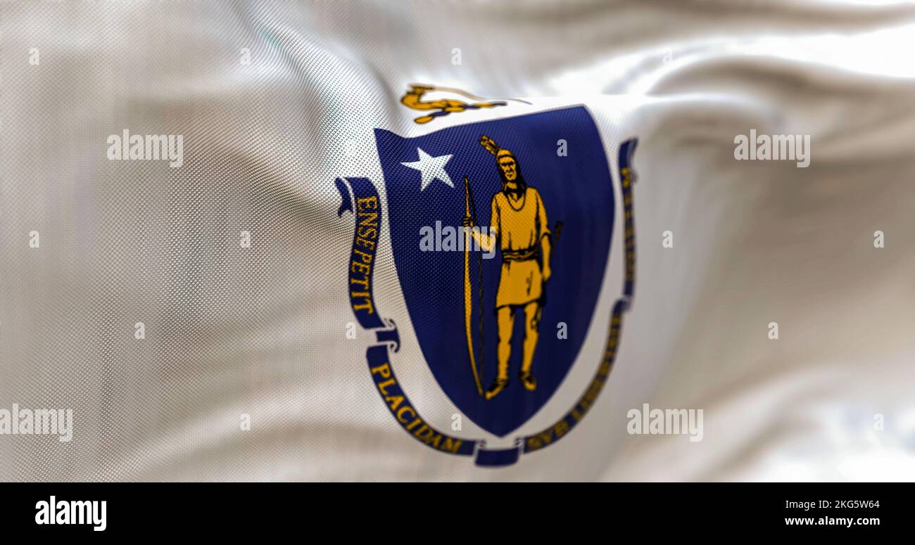 Vista ravvicinata dell'ondulazione della bandiera dello stato del Massachusetts. Il Massachusetts è uno stato della regione del New England degli Stati Uniti. Sfondo a trama di tessuto. Selezionare Foto Stock