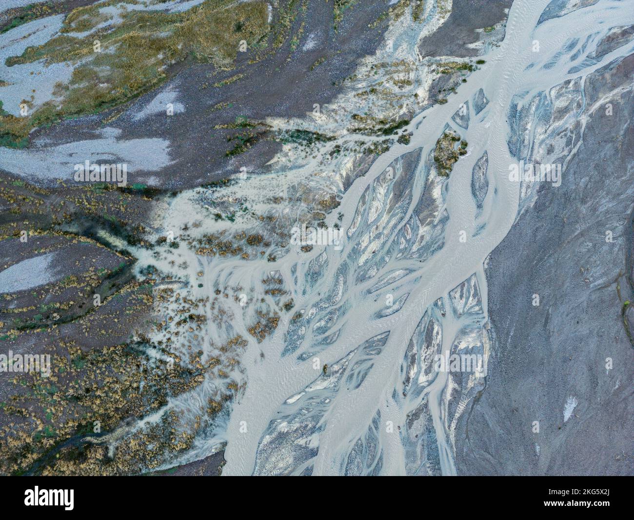 Veduta aerea dei fiumi e delle insenature che scorrono verso Embalse de Yeso a Cajon del Maipo vicino Santiago del Cile Foto Stock