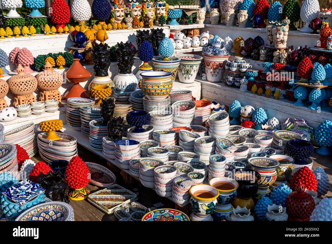 Vendita Ceramica colorata, Cefalù, Sicilia, Italia. Foto Stock