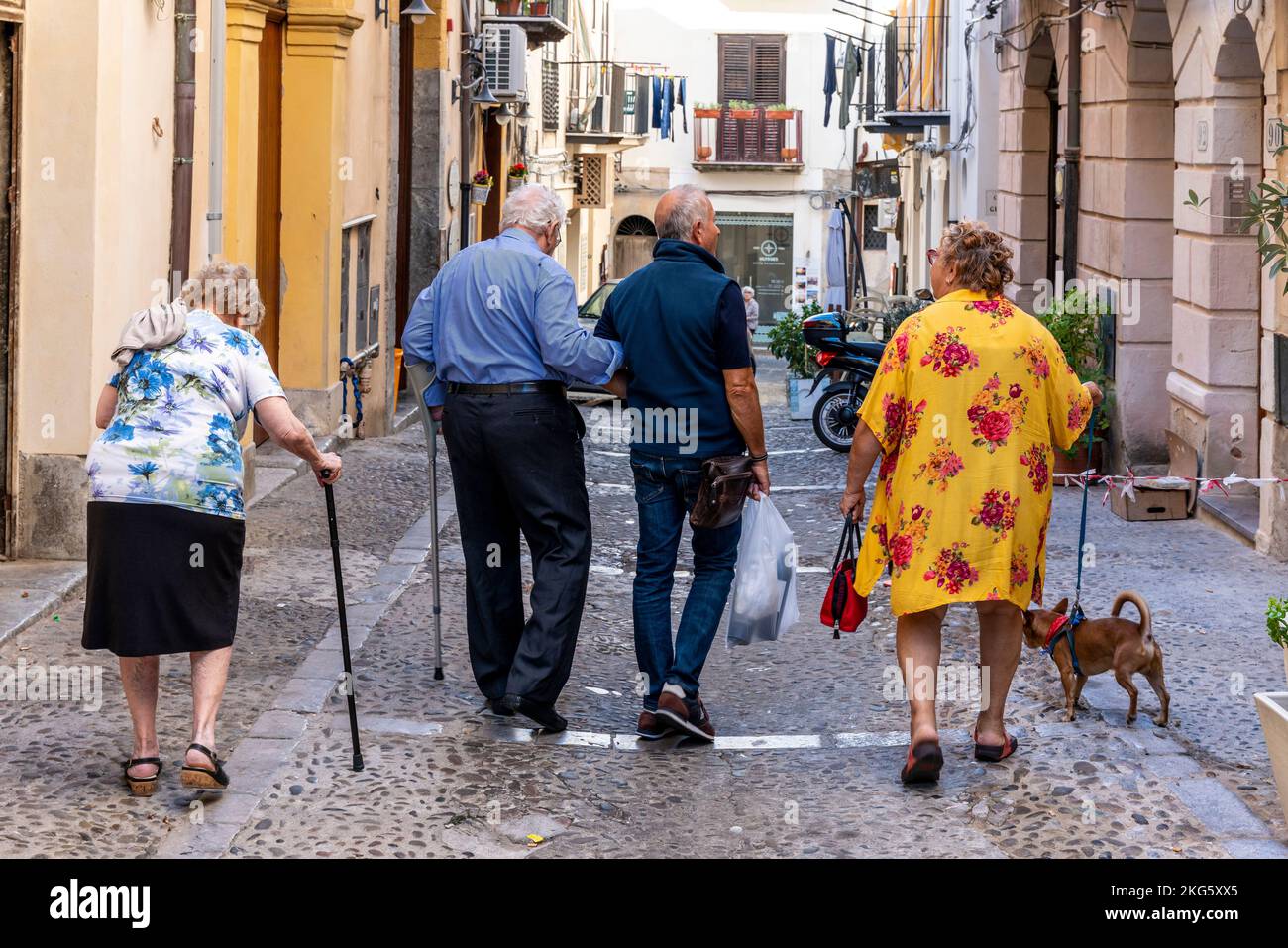 Anziani residenti della località di Cefalù Walking in the Street, Cefalù, Sicilia, italia, Foto Stock
