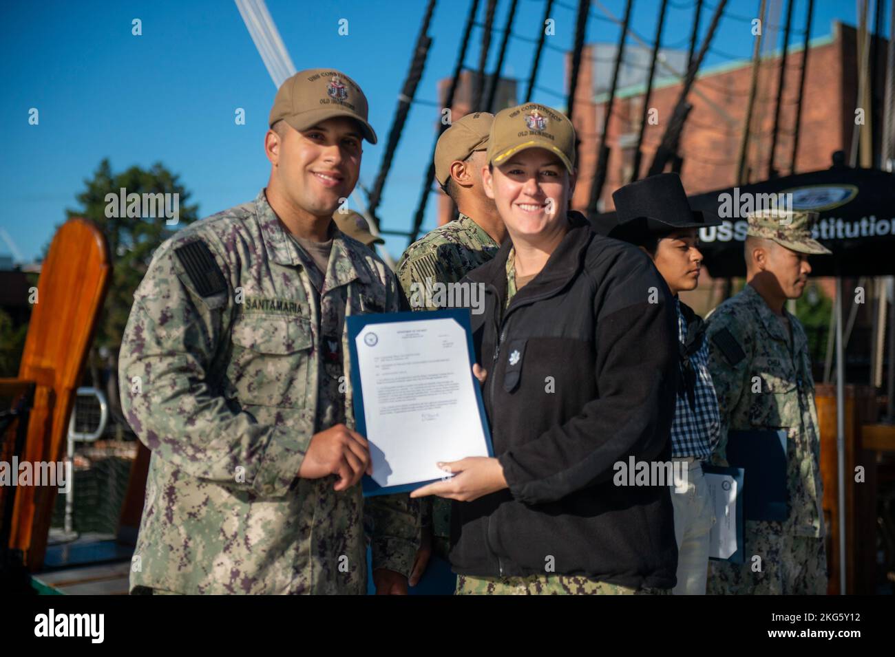 BOSTON (ott 6, 2022) Jason Santamaria, un compagno di classe 2nd della Marina militare statunitense, è stato premiato con la Medaglia militare di Servizio Volontario a bordo della USS Constitution, ottobre 6. La USS Constitution fu sconfitta in battaglia e distrusse o catturò 33 avversari. La nave si è guadagnata il soprannome di Old Ironsides durante la guerra del 1812, quando le palle di cannone britanniche sono state viste rimbalzare dallo scafo di legno della nave. Foto Stock