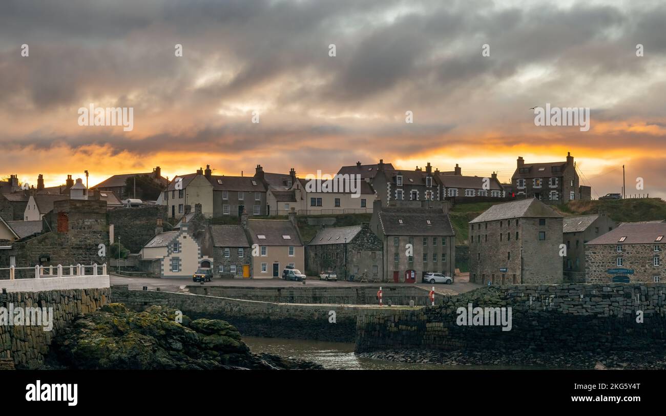 21 novembre 2022. Portsoy, Aberdeenshire, Scozia. Questa e' la vista dell'Old Portsoy Harbour mentre il sole stava tramontando per la giornata in Novembre. Foto Stock