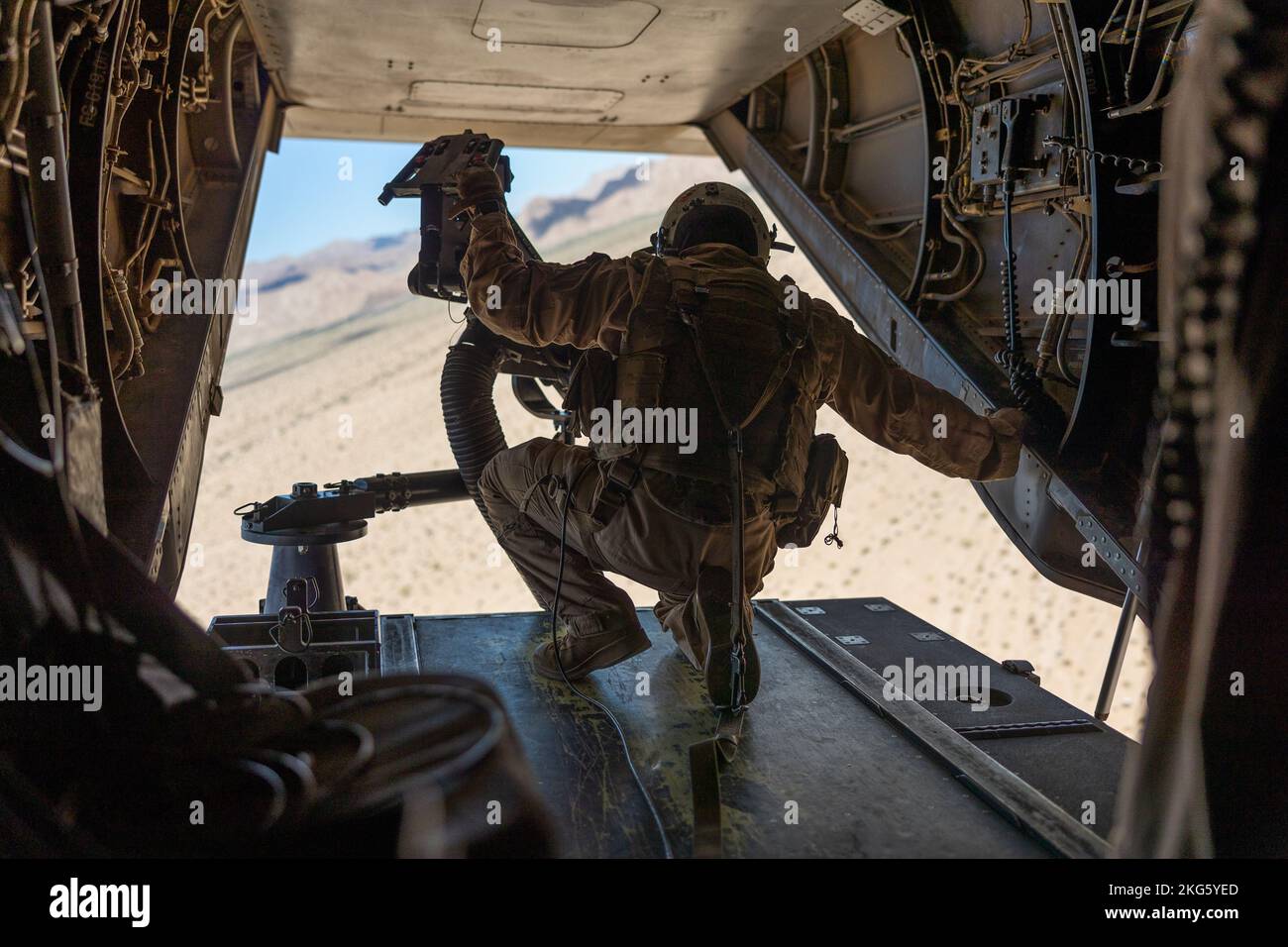 U.S. Marine Corps Sgt. Juan Gutierrez di Revere, Massachusetts, un capo equipaggio assegnato a Marine Medium Tiltrotor Squadron 268, Marine Aircraft Group 24, 1st Marine Aircraft Wing si prepara a sparare una mitragliatrice M240D 7,62mm durante il corso Weapons and Tactics Instructors (WTI) 1-23 a Yodaville, vicino a Yuma, Arizona, 5 ottobre 2022. WTI è un evento di formazione di sette settimane ospitato da Marine Aviation Weapons and Tactics Squadron One, che fornisce formazione tattica avanzata standardizzata e la certificazione delle qualifiche di istruttore di unità per supportare la formazione e la preparazione dell'aviazione marina, e assiste nello sviluppo Foto Stock