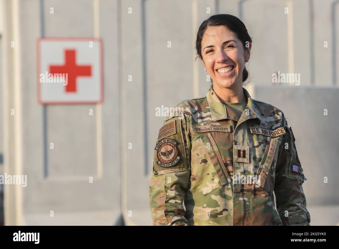 Il capitano Cyanela 'HB' Hernandez Borrero, psicologo clinico assegnato al 380th ° Squadrone medico di spedizione, posa per una foto al di fuori della clinica, 6 ottobre 2022 presso al Dhafra Air base, Emirati Arabi Uniti. Gli psicologi clinici si assicurano che gli Airmen e le loro famiglie abbiano accesso alle cure per tutte le loro esigenze di salute mentale. Concentrandosi sulla diagnosi e sul trattamento dei disturbi mentali, emotivi e comportamentali, gli psicologi clinici mirano a migliorare il benessere psicologico dei loro clienti. Foto Stock