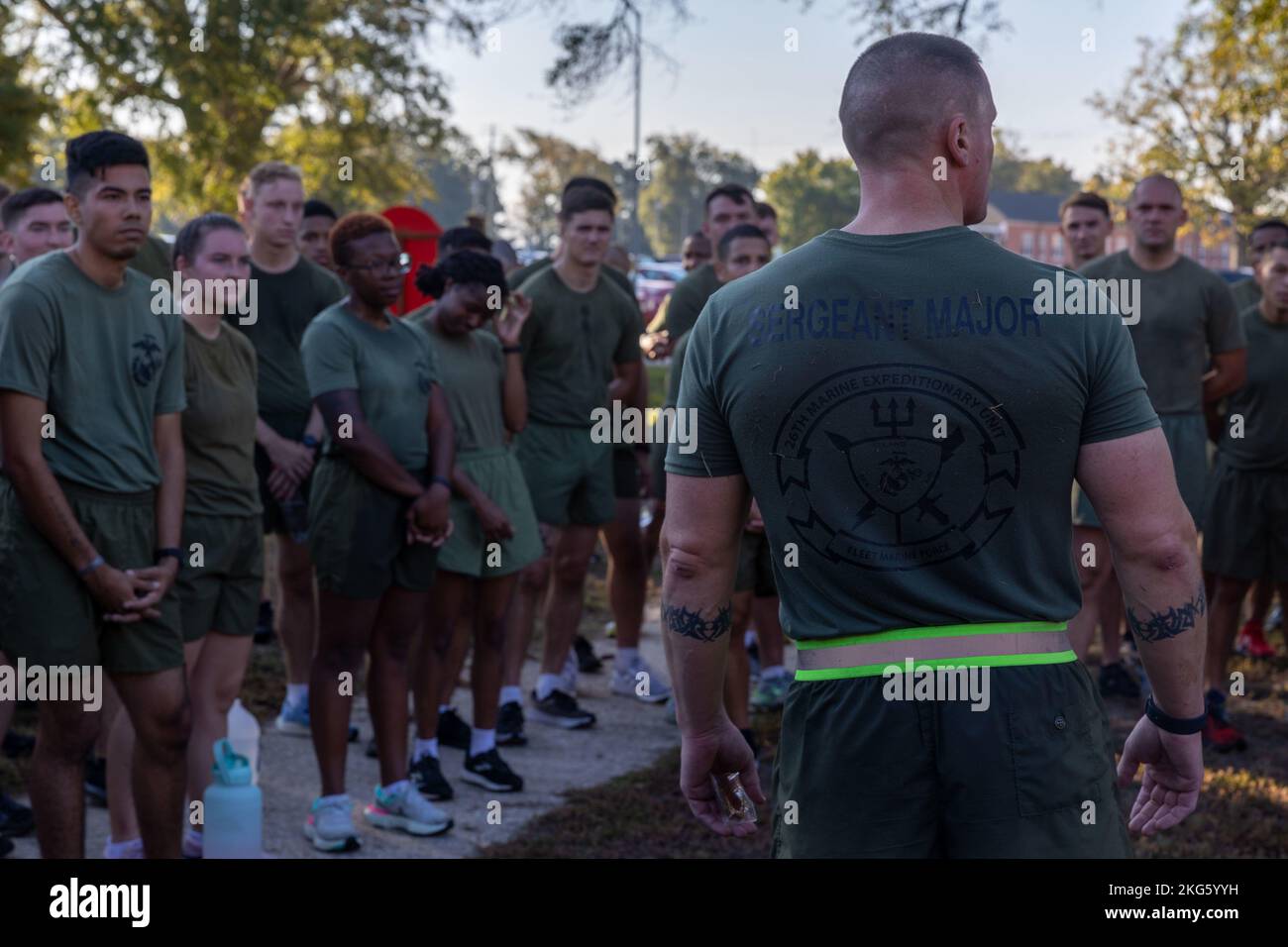 U.S. Marine Corps Sgt. James Horr, sergente maggiore della Marine Expeditionary Unit 26th, parla a Marines dopo aver completato il 26th° evento di addestramento fisico dell'unità MEU con tutti i nuovi Marines e marinai, sul Marine Corps base Camp Lejeune, North Carolina, 7 ottobre 2022. Il 26th MEU ha condotto un evento di formazione fisica per costruire cameratismo e incoraggiare l'esprit de Corps tra i Marines e i marinai. Foto Stock