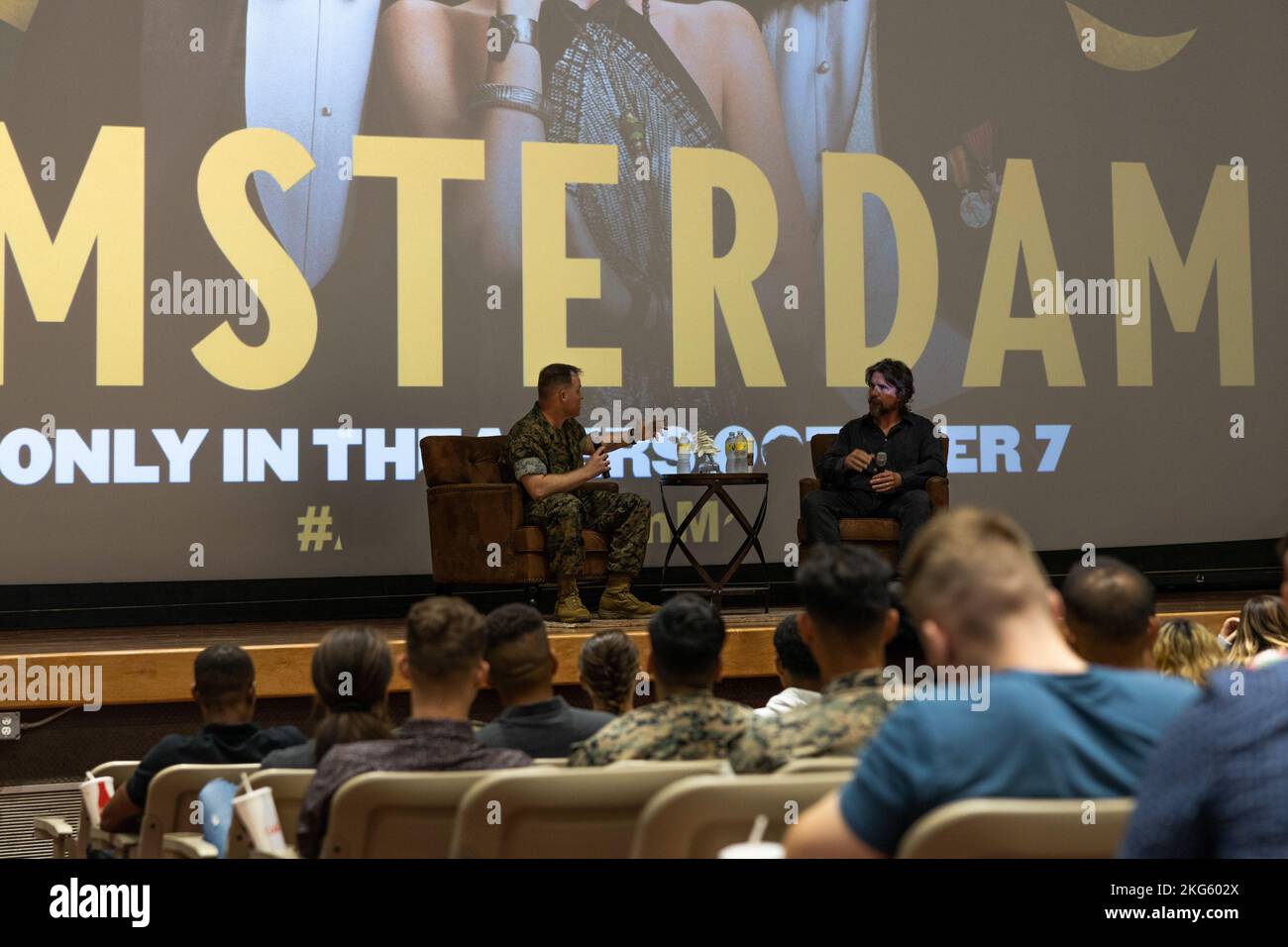 Christan Bale, a destra, un attore inglese, e corpo della Marina degli Stati Uniti Master Sgt. Wayne Edmiston, Chief of Entertainment and Media Liaison Office, Marine Corps Installations West, Marine Corps base Camp Pendleton, partecipa a un'intervista sul nuovo film "Amsterdam" al Pendleton Theater & Training Center su MCB Camp Pendleton, 06 ottobre 2022. Amsterdam sottolinea l'importanza della cameratismo tra i membri del servizio per superare le avversità. Foto Stock