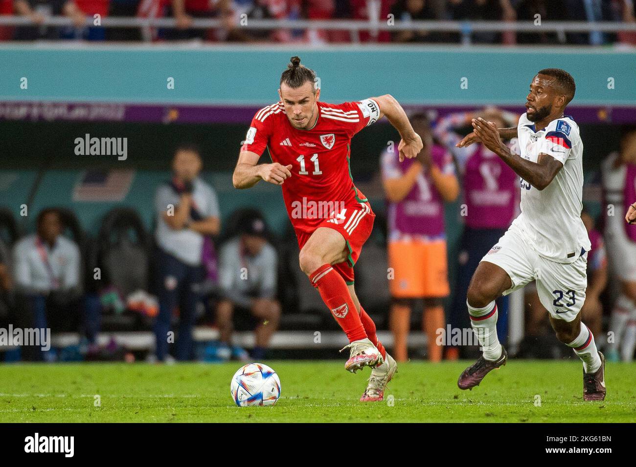 Al-Rayyan, Qatar. 21st Nov 2022. AL-RAYYAN, AR - 22.11.2022: USA vs GALLES - Gareth Bale of Wales e Kellyn Acosta degli Stati Uniti durante una partita tra gli Stati Uniti e il Galles, valida per la fase di gruppo della Coppa del mondo, tenutasi allo stadio Ahmed bin Ali di al-Rayyan, Qatar. (Foto: Richard Callis/Fotoarena) Credit: Foto Arena LTDA/Alamy Live News Foto Stock