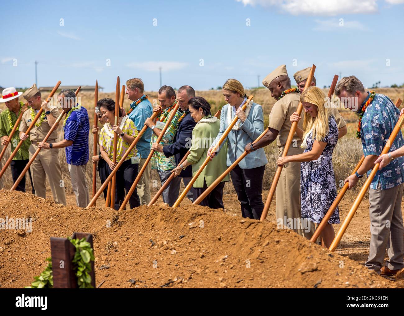 EWA BEACH, Hawaii (7 ottobre 2022) Rear Adm. Stephen Barnett, Comandante della regione della Marina delle Hawaii, apre la strada alla cerimonia di inaugurazione e benedizione di Kupono Solar, un nuovo impianto fotovoltaico e di stoccaggio delle batterie che aiuterà a stabilizzare i costi energetici, ridurre il consumo di carburante e migliorare l'indipendenza energetica. Kupono Solar sarà costruito su circa 131 acri di terreno federale all'interno del Department of Defense West Loch Annex e inizierà le operazioni nel 2024. Kupono Solar,Melvin J. Gonzalvo,Stephen Barnett,West Loch Annex,rivoluzionario,solare, Foto Stock