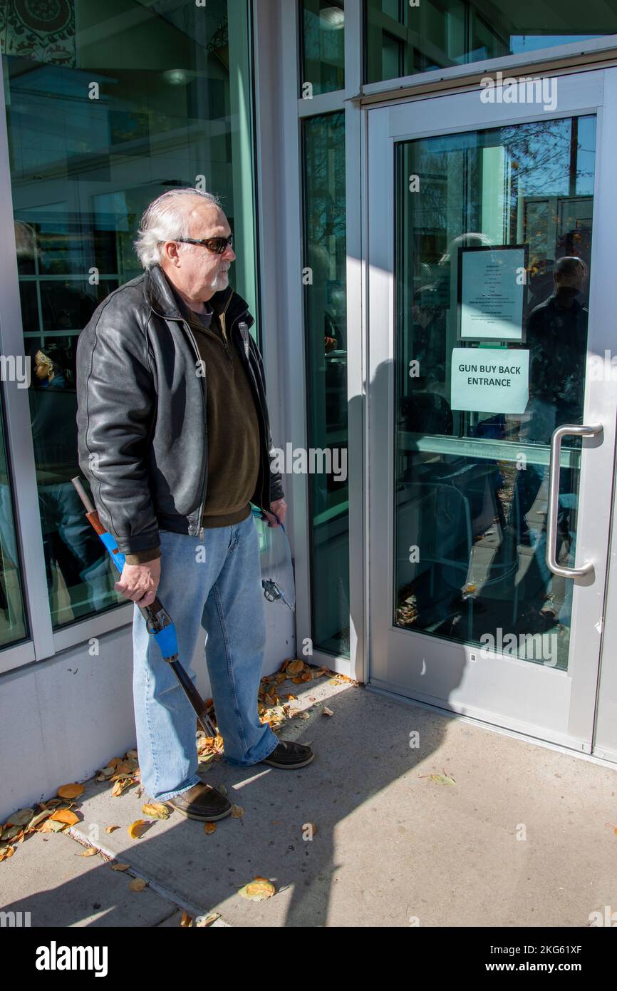 Minneapolis, Minnesota. Uomo con armi da fuoco in attesa del suo turno per partecipare all'evento di riacquisto delle armi al Colin Powell Center. Chiunque si trasformi in un firetre Foto Stock