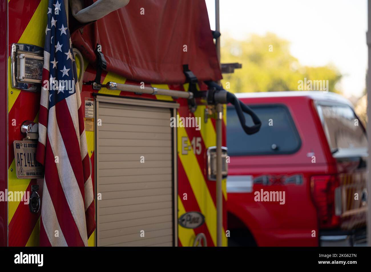 Un camion dei pompieri assegnato al 1st Special Operations Civil Engineer Squadron rimane al di fuori della Firehouse #1 durante la proclamazione della settimana della prevenzione antincendio firmando a Hurlburt Field, Florida, 6 ottobre 2022. La firma della proclamazione della settimana della prevenzione degli incendi mira a diffondere l'importanza della preparazione agli incendi e ad accrescere la consapevolezza sulle misure di sicurezza antincendio di base nella comunità. Foto Stock