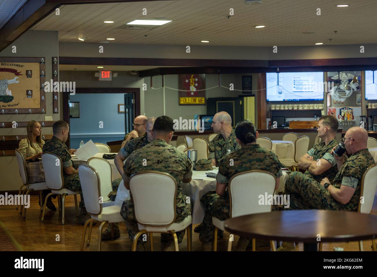 STATI UNITI Leadership del corpo Marino con 2D Marine Regiment, 2D Marine Division, partecipa a una discussione sulla prevenzione del suicidio e al panel su Camp Lejeune, North Carolina, 6 ottobre 2022. Il supporto per la salute mentale è sempre solo una telefonata. Per assistenza, comporre 998 e premere 1 oppure chiamare la linea di crisi al numero (800)273-8255 e premere 1. Foto Stock