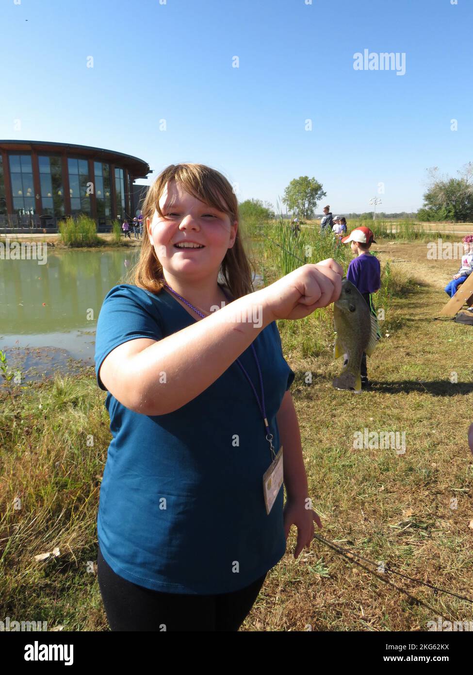 La Meramec Valley School, studenti di 4th gradi, ha migliorato le proprie competenze presso la clinica di pesca durante il programma “Every Kid Outdoors, paddle Your Parks” tenutosi presso il Riverlands Migratory Bird Sanctuary di West Alton, nel mese di ottobre 6, 2022. Oltre 200 studenti hanno partecipato all'evento per tutta la giornata. Ogni studente di grado 4th ha portato a casa il pass del programma Every Kid Outdoors che consente loro di vedere gratuitamente le meraviglie naturali e i siti storici dell'America. Foto Stock