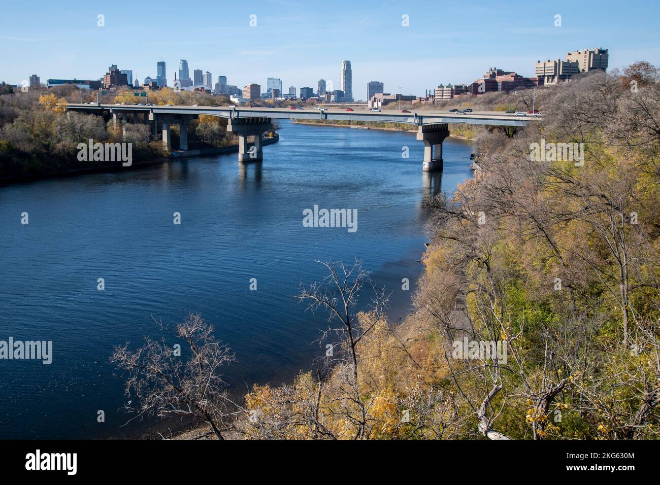 Minneapolis, Minnesota. Skyline della città con il ponte di Dartmouth, la trave in acciaio i-94 che attraversa il fiume Mississippi Foto Stock
