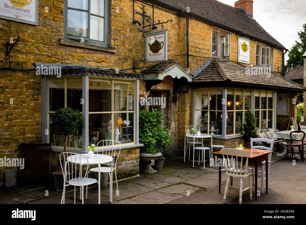 Pietra color miele delle Cotswolds a Bourton-on-the-Water, Inghilterra. Foto Stock