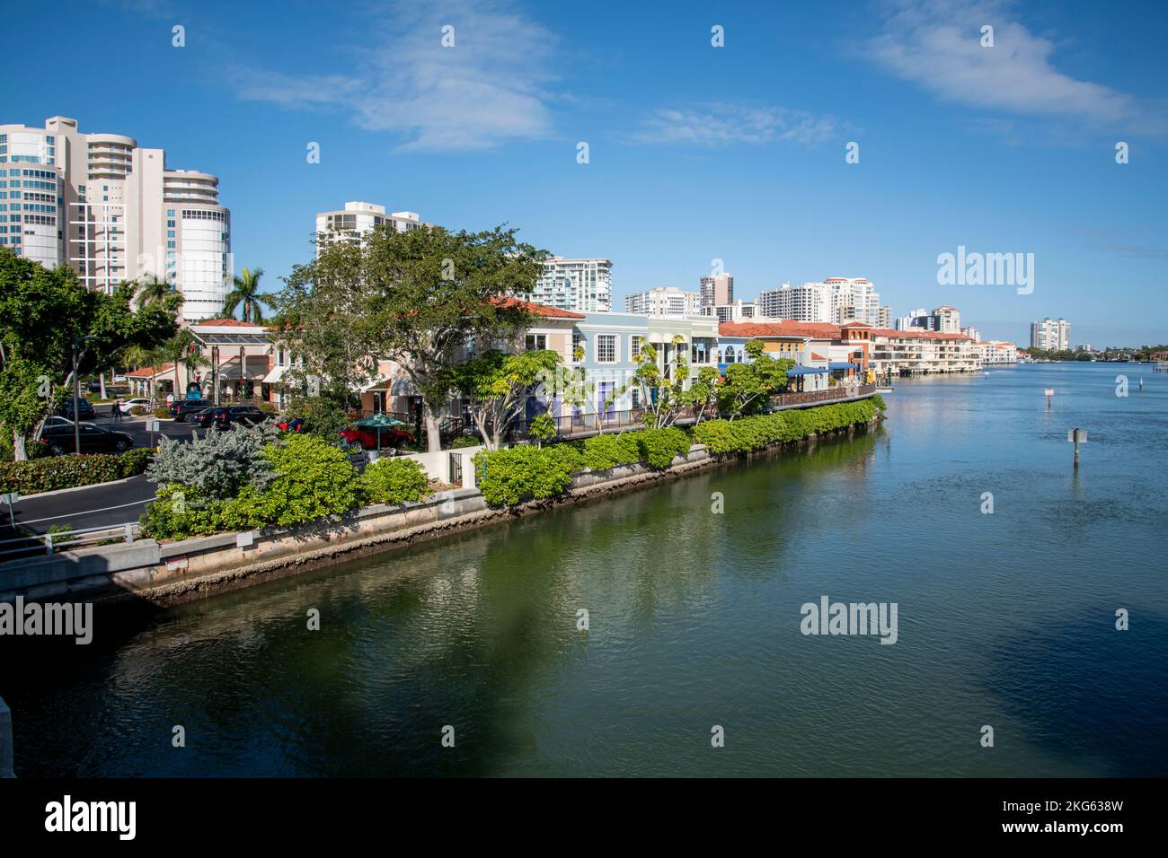 Napoli, Florida. I negozi Village sulla Baia di Venezia. Un centro commerciale di prim'ordine a Napoli. Foto Stock