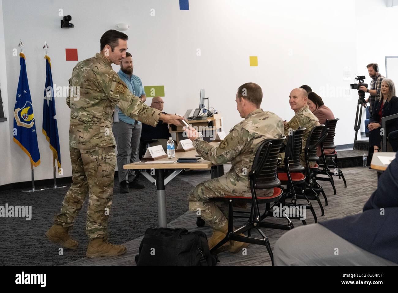 STATI UNITI Tecnologia Air Force. Geoffrey Gilmer, presentatore dell'Air Force Test Center, dimostra un modello di test universale remoto ai giudici durante il concorso per carri armati AFMC Spark del 2023, 6 ottobre 2022, presso l'Ufficio rapido di supporto a Dayton, Ohio. Spark Tank è un concorso annuale del Dipartimento dell'aviazione militare in cui Airmen e Guardiani offrono soluzioni innovative ai problemi operativi, con l'opportunità di ricevere finanziamenti per i progetti. Foto Stock