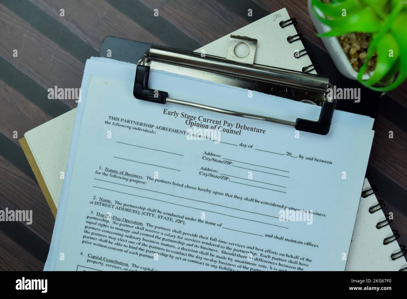 Concetto di forma SBA fase iniziale pagamento corrente Debenture opinione di Counsel isolato su tavola di legno. Foto Stock