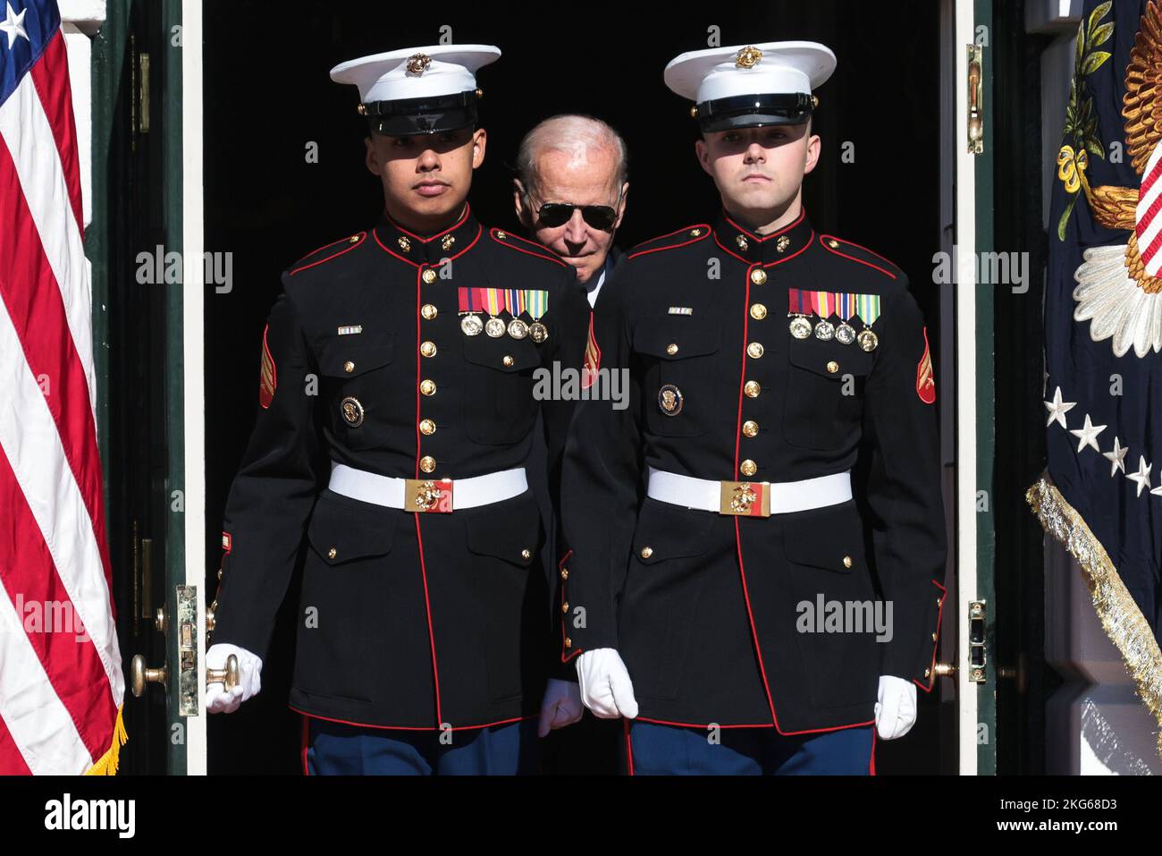 Il presidente degli Stati Uniti Joe Biden arriva a perdonare i tacchini nazionali del Ringraziamento lunedì 21 novembre 2022, sul prato meridionale della Casa Bianca a Washington, DC. I due tacchini provengono dal North Carolina e i loro nomi sono “Chocolate” e “chip”. Credito: Oliver Contreras/Pool via CNP Foto Stock