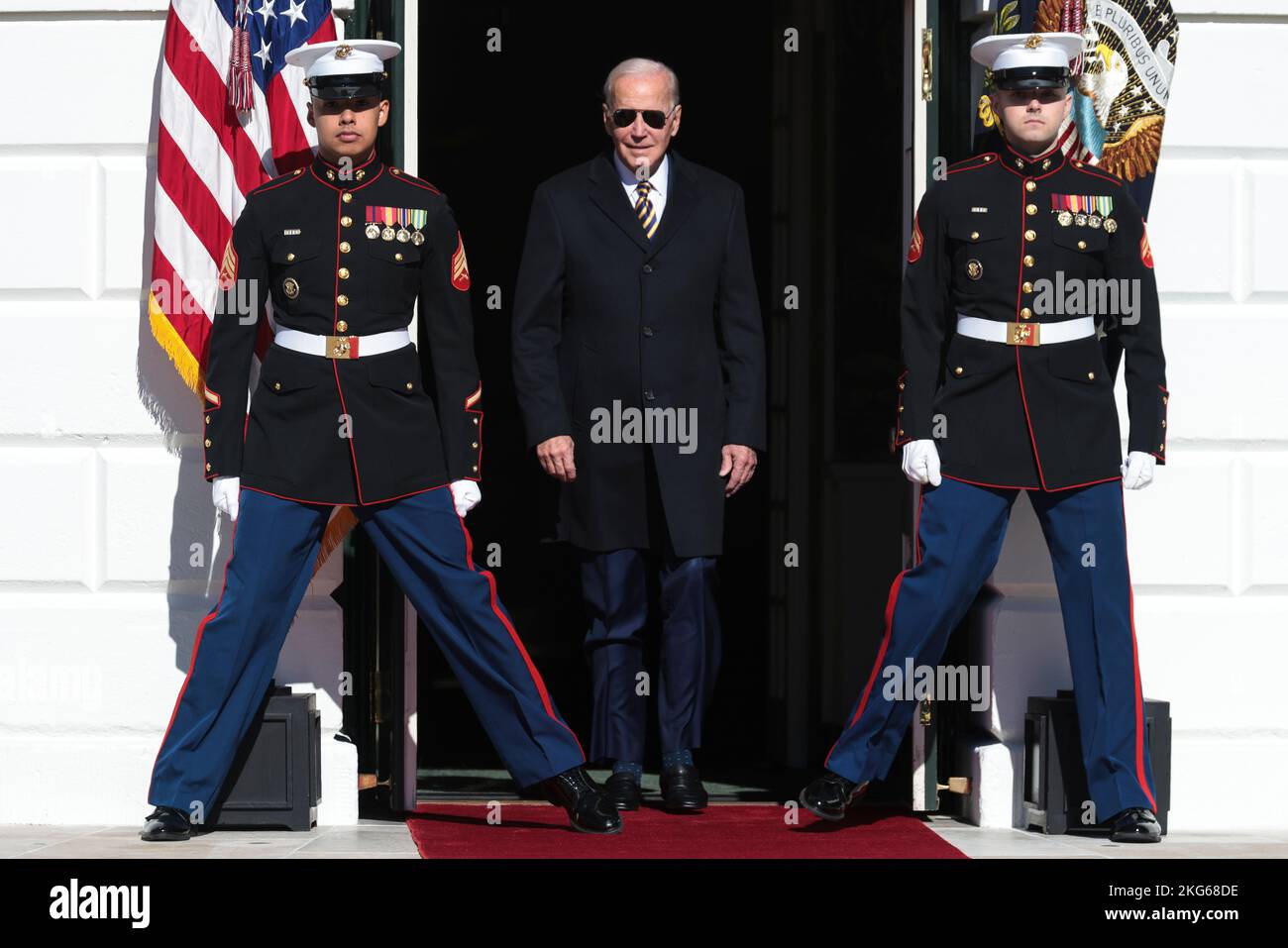 Il presidente degli Stati Uniti Joe Biden arriva a perdonare i tacchini nazionali del Ringraziamento lunedì 21 novembre 2022, sul prato meridionale della Casa Bianca a Washington, DC. I due tacchini provengono dal North Carolina e i loro nomi sono “Chocolate” e “chip”. Credito: Oliver Contreras/Pool via CNP Foto Stock