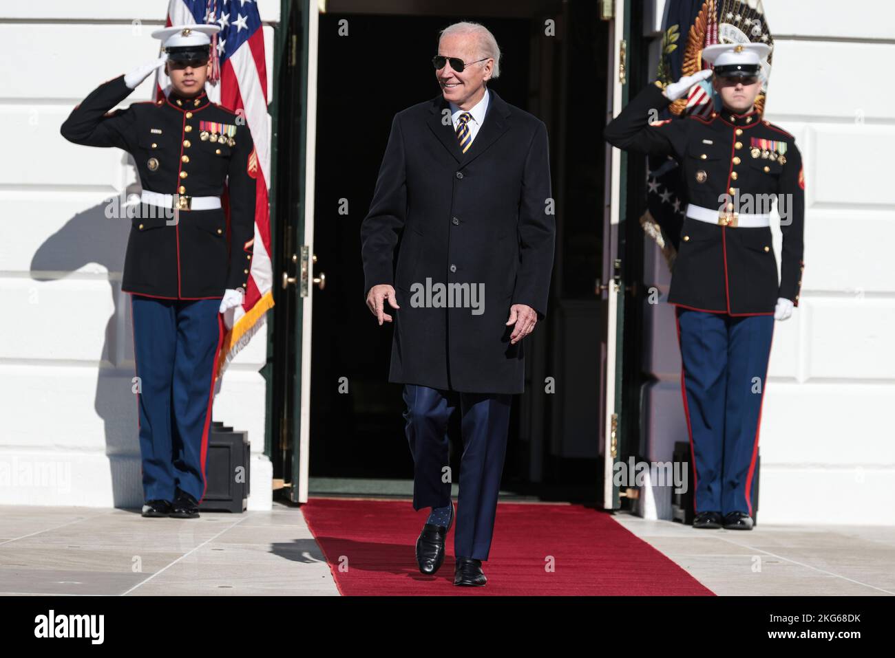Il presidente degli Stati Uniti Joe Biden arriva a perdonare i tacchini nazionali del Ringraziamento lunedì 21 novembre 2022, sul prato meridionale della Casa Bianca a Washington, DC. I due tacchini provengono dal North Carolina e i loro nomi sono “Chocolate” e “chip”. Credito: Oliver Contreras/Pool via CNP Foto Stock