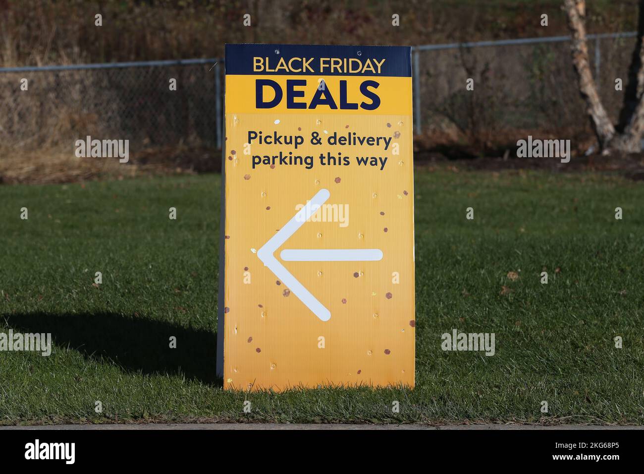 Montoursville, Stati Uniti. 21st Nov 2022. Un cartello indica ai clienti dove ritirare le offerte del Black Friday presso un negozio Walmart a Montoursville, Pennsylvania, lunedì 21 novembre 2022. La stagione di shopping natalizia negli Stati Uniti inizia tradizionalmente dopo il giorno del Ringraziamento. (Foto di Paul Weaver/Sipa USA) Credit: Sipa USA/Alamy Live News Foto Stock