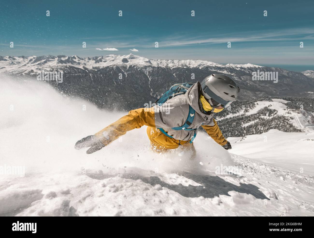 Primo piano foto del veloce snowboarder nella nuvola di neve in polvere sulle piste da sci Foto Stock