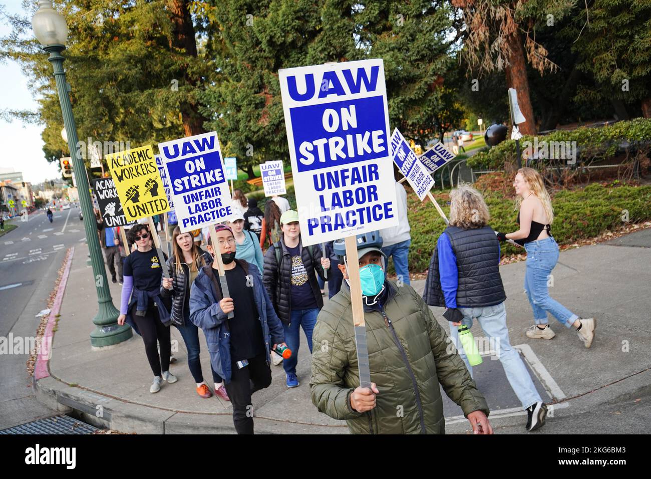 Berkeley, Stati Uniti. 21st Nov 2022. I manifestanti tengono cartelloni durante la manifestazione all'Università della California Berkeley. Ricercatori e lavoratori studenti dell'Università della California hanno colpito dalla metà di novembre 2022. Gli sciatori sostengono che il salario non è equo e non è sufficiente a vivere in California. Vogliono costringere l'Università della California ad aumentare i loro salari tramite sciopero e dimostrazione. Al campus della University of California Berkeley, gli scioperi hanno iniziato il loro secondo sciopero della settimana. Credit: SOPA Images Limited/Alamy Live News Foto Stock