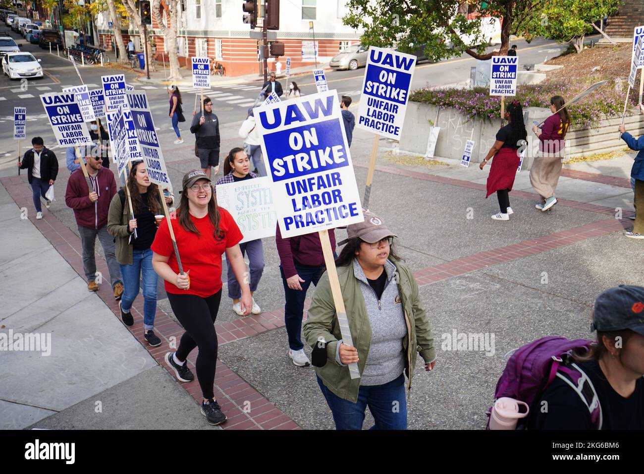 Berkeley, Stati Uniti. 21st Nov 2022. I manifestanti tengono cartelloni durante la manifestazione all'Università della California Berkeley. Ricercatori e lavoratori studenti dell'Università della California hanno colpito dalla metà di novembre 2022. Gli sciatori sostengono che il salario non è equo e non è sufficiente a vivere in California. Vogliono costringere l'Università della California ad aumentare i loro salari tramite sciopero e dimostrazione. Al campus della University of California Berkeley, gli scioperi hanno iniziato il loro secondo sciopero della settimana. Credit: SOPA Images Limited/Alamy Live News Foto Stock